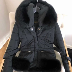 Amoress jacka  - Vinterjacka ifrån amoress med extra stor och fluffig päls. Väl vårdad nypris 16000kr plus en extra stor päls. Pris kn diskuteras vid snabbaffär. Storlek xs
