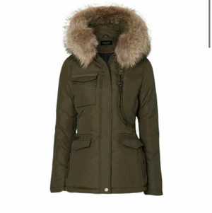 Hollies dam vinterjacka - Fin och varm hollies vinterjacka samt en otroligt fin päls. Jag brukar ha storlek S och jackan är storlek 38 så den passar även S. Köpt för 4600 säljer för 3069 kr.