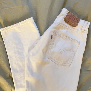Levis 501 Jeans - Säljer dessa sjukt snygga Levis 501 💕 Säljer endast vid bra bud, om många intresserade blir det budgivning!💕 NYPRIS: 1199kr . BUDA PRIVAT eller köp direkt för 350kr