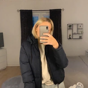 Jacka från ASOS - Säljer en superfin mörkblå vinterjacka från asos då jag känner för en ny. Har endast använt den förra vintern och den är som ny!