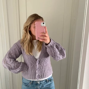 Stickad kofta - En snygg och mjuk lila kofta från lindex i strl xs.  Koftan är i bra men använt skick!   Inkl frak✅ 