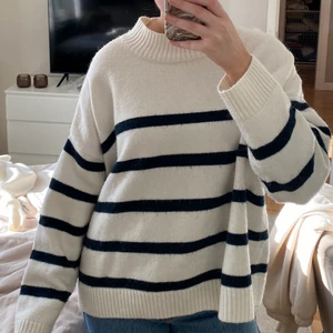 Randig tröja - Supersnygg randig tröja från H&M, i storlek L, som säljes då den inte kommer nog till användning 😇 Tröjan är endast använd 2-3 gånger, men den är något nopprig så som stickade blir i tvätten (se bild 3). Perfekt oversize på mig som vanligtvis har S/M, & är dessutom supermysig! Frakt tillkommer 💓