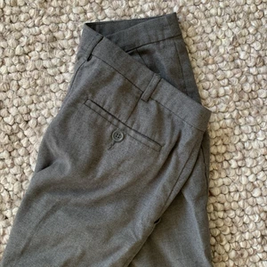 Kostymbyxor - Gråa välbehållna kostymbyxor den bikbok