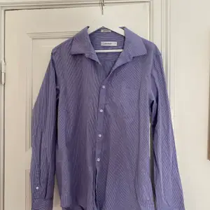Lila/blå-vitrutig skjorta från Calvin Klein i storlek M.