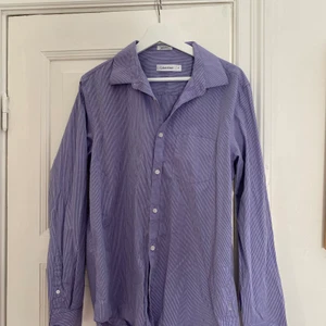 Skjorta i M - Lila/blå-vitrutig skjorta från Calvin Klein i storlek M.