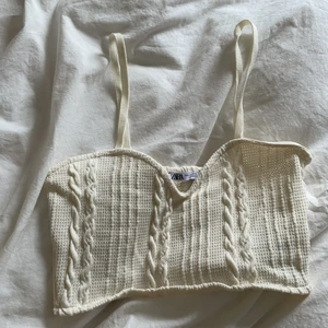Zara topp str S - En jätte söt topp från Zara i storlek S, säljer pga används ej, helt oanvänd, har bara provat den. Kan lämnas runt norra Stockholm (täby, Danderyd, vallentuna, åkersberga)