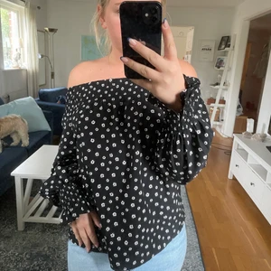 Blommig blus - Jätte fin blommig blus från Gina tricot. Knappt använd. Storlek 34 men passar även mig som har 36/38 på kläder