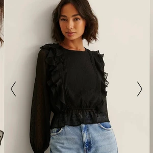 Svart blus med volanger  - Jättefin blus ifrån NA-KD, aldrig använd💓
