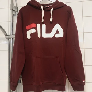 Hoodie - Fila - Vinröd tröja i nyskick