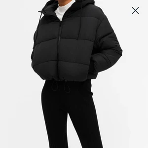 Kort puffer jacka Monki - Unik kort oversized puffer jacka XXS i svart av Monki. Använd 2 gånger. Säljer pga. söker en i ljusare färg.