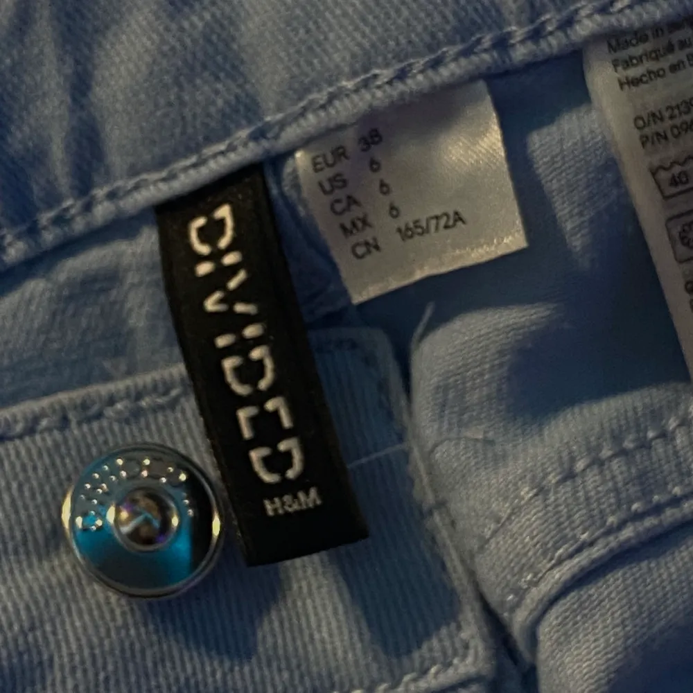 köpta från h&m helt nya aldrig hittat rätt tillfälle att ha på mig dom. storlek 38/ 170cm+ säljer för 80kr 🥰. Jeans & Byxor.
