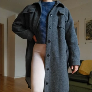 Grå kappa Nelly 34 - Superskön och varm grå lång shacket/ kappa från Nelly i storlek 34. Lite oversized så passar även 36/38 beroende på hur man vill att den ska sitta🍂 Köparen står för frakten