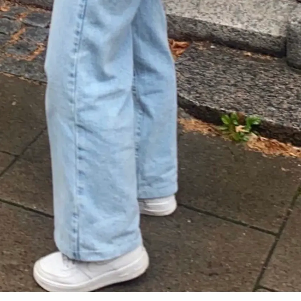 Ljusblå jeans från Gina tricot i storlek 36, uppsydda cirka 7 cm så dom passar mig som är 162💗 köpta för 499kr, köparen står för frakt. Jeans & Byxor.