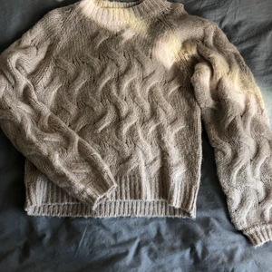 Stickad tröja från NA-KD strl XS - Jättefin tröja från NA-KD perfekt till nu till höst och vinter. Väldigt mjukt material, som dock kan vara lite luddigt 🍂 kan skicka bilder på hur den sitter privat. Köparen står för frakten, budgivning i komentarerna om flera är intresserade🧡