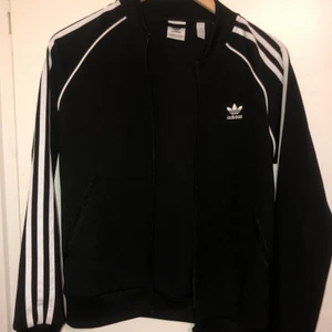 Adidas - Jätte fräsch adidas kofta i storlek 34