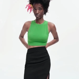 Grön topp - En jätte fin grön topp från Zara. Aldrig använd och är i väldigt fint skick!💗