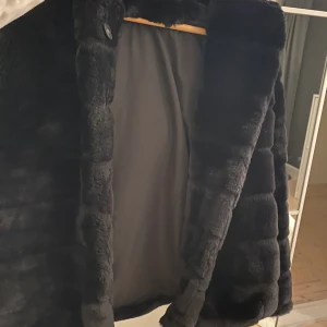 Fluffig jacka  - Jättemysig fluffjacka i storlek Small. Har världens största och mysigaste luva! Några av knapparna sitter lite löst men kan nog lätt sys på igen. Storlek small. Säljer för 200