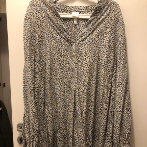 Fin blommig klänning - Jättegullig kortate klänning som går att styla mycket med, köptes för nypris och endast använd en gång därav säljes för 200kr.