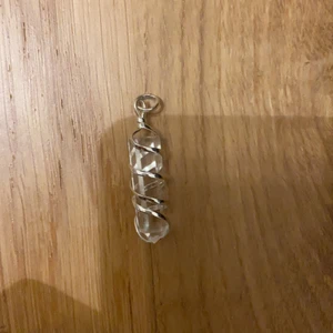 Kristaller - Säljer dessa kristaller från kristallrummet!! Den genomskinliga är en bergskristall, nypris var 150kr, mitt pris: 100 gratis frakt, den blåa är en blå kalcit som köptes för 180 mitt pris 130 gratis frakt 💓 köptes nyligen men är i grov behov av pengar så måste sälja mycket just nu ❤️ !!!!BERGSKRISTALL ÄR SÅLD!!!!