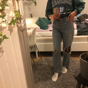 Jeans - Säljer dessa Mom jeans från River Island, är i stl 36 men skulle säga den är lite stor i storleken . Pris går att diskuteras