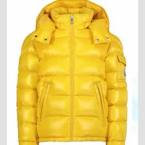 Moncler Maya  - Säljer en Moncler Maya i storlek 14 (alltså ungdom, motsvarar 164). Den är inköpt från Monclers hemsida så kvitto och orginal kartong finns. I övrigt väldigt bra skick men helt enkelt lite för liten för mig så kollar om det finns intresse för den här. Väldigt cool färg och fet jacka överlag samt passar både tjejer och killar. Hör gärna av dig vid frågor! (Första bilden är lånad) 