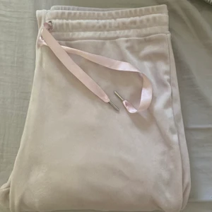 Byxor, strl M - Säljer dessa rosa mysbyxor som inte kommer till användning, mycket bra skick!!💓