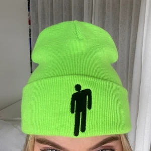 Billie Eilish Blohsh Beanie/Mössa (äkta) - Supersnygg lime/neongrön mössa med svart märke, knappt använd och köpt från Billie Eilish hemsida! (Finns även i svart med grönt märke) Kan mötas upp i Stockholm City eller skickas på post, köparen står för frakten 🥰