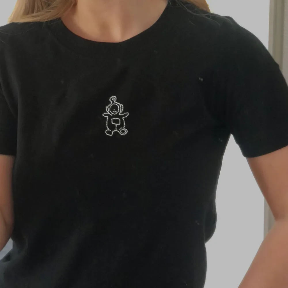 Broderad t-shirt från Zara i storlek S! Som ny🥰. T-shirts.