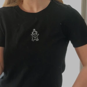 Broderad t-shirt - Broderad t-shirt från Zara i storlek S! Som ny🥰