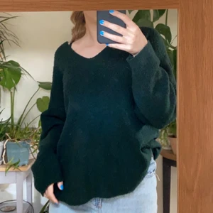 vero moda stickad mörkgrön tröja :) - lite oversized mysig tröja som är perfekt för hösten. jättefin mörkgrön färg och är i bra skick! 