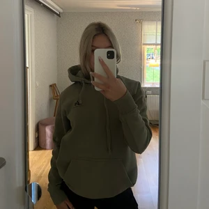 Grön hoodie - Grön hoodie som knappt är använd, säljer för att jag inte använder den! Köpt för 700kr för cirka ett år sedan💚 köpare står för frakten!