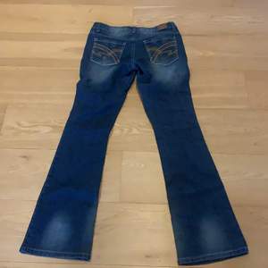 Säljer ett par lågmidjade skitsnygga bootcut jeans som är helt oanvända! Köpte utan att prova som visade sig vara för små :(