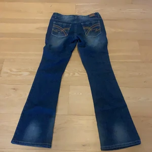 Bootcut jeans - Säljer ett par lågmidjade skitsnygga bootcut jeans som är helt oanvända! Köpte utan att prova som visade sig vara för små :(
