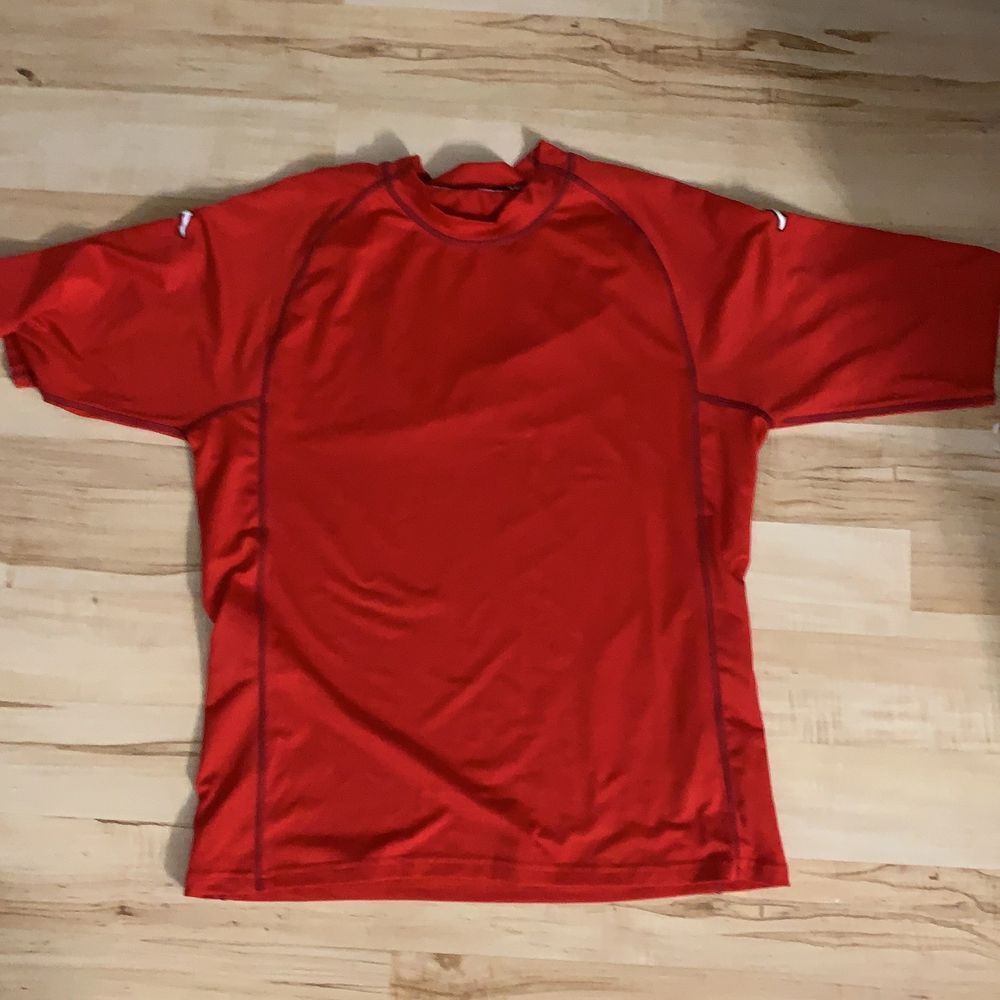 Röd kappa t-shirt med två kappamärken på armarna. Storlek M✨ 20kr. T-shirts.