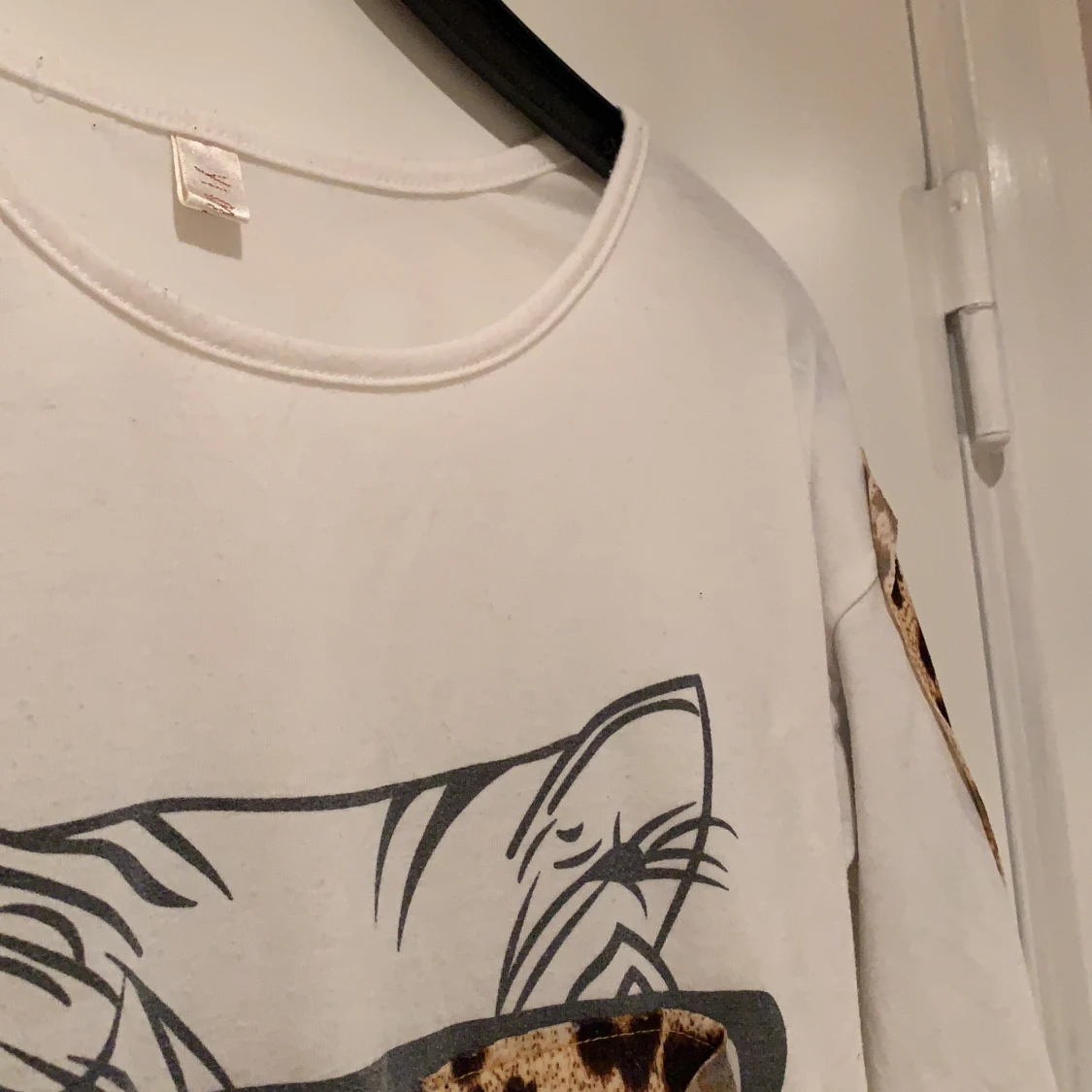 Långärmad vit tröja med leo inslag  - 91