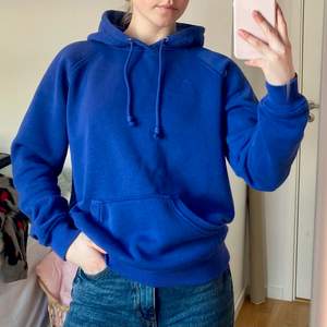 Perfekt hoodie i kobaltblått. Supermysig och tjock i materialet.