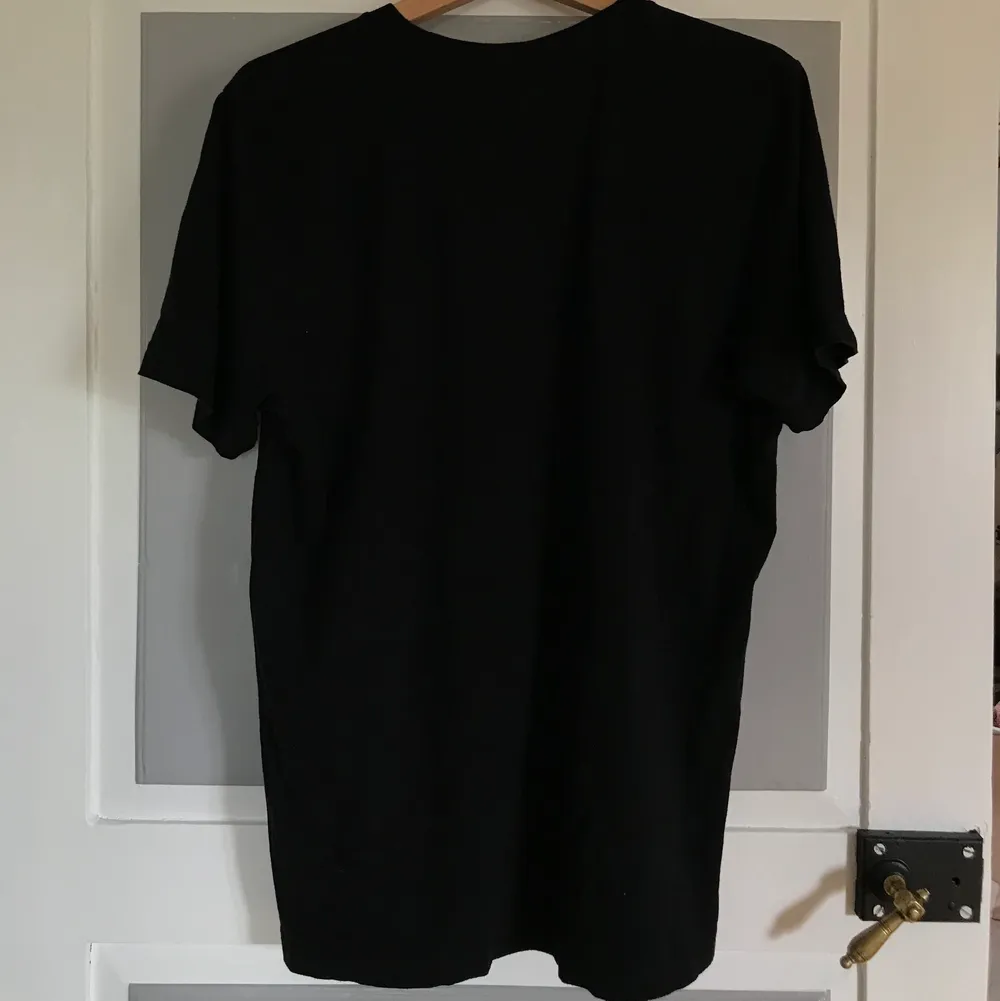 En svart t-shirt med Rick and Morty tryck på framsidan i storlek L. Använd ett fåtal gånger. Säljer för 100kr + frakt.. T-shirts.