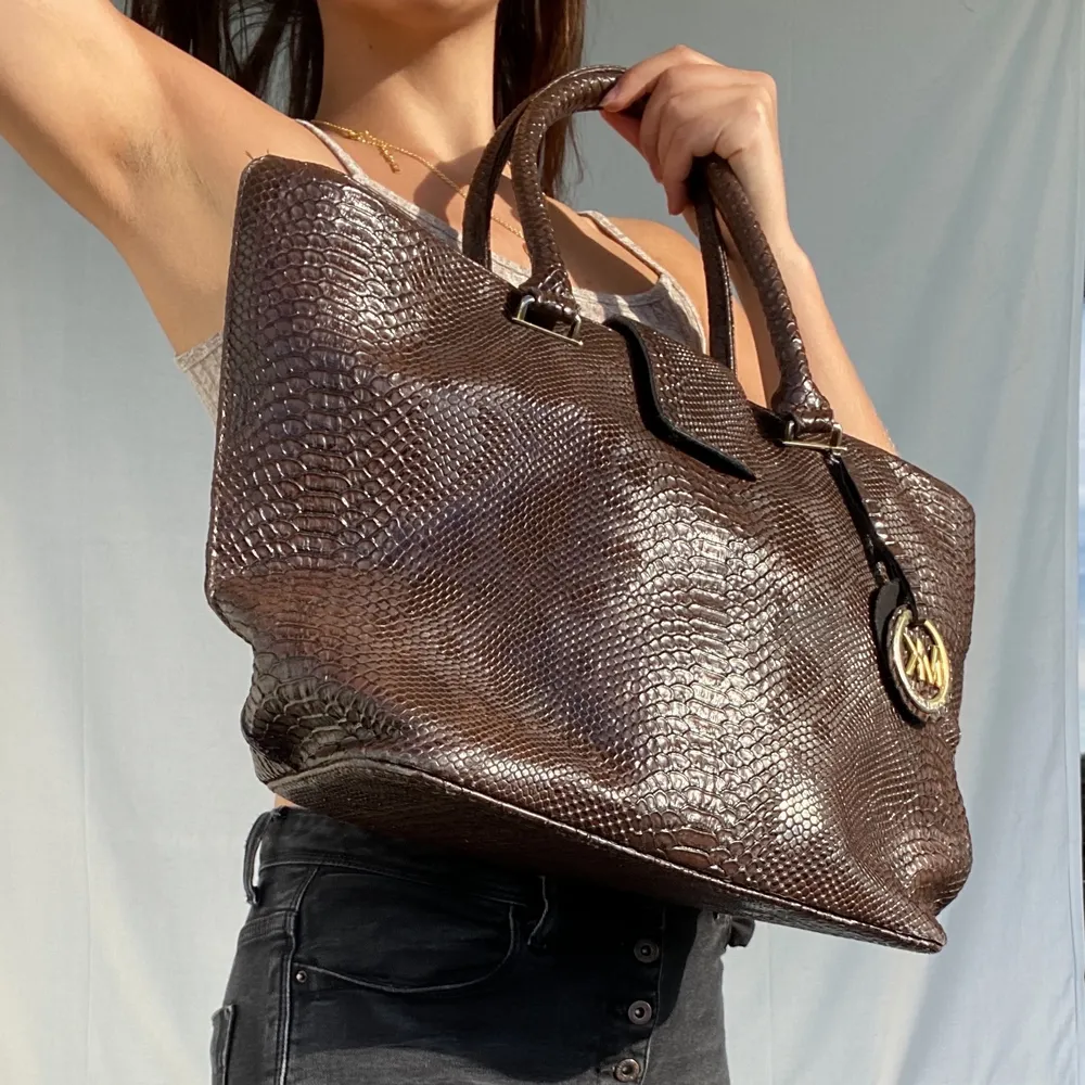 Hi, I’m selling this Michael Kors shopper in a warm brown snake skin optic. The MK sign looks pretty used (hence the price) but all in all the bag is in pretty good shape. SALE IS ONLY UNTIL 10. JUNE!!. Väskor.
