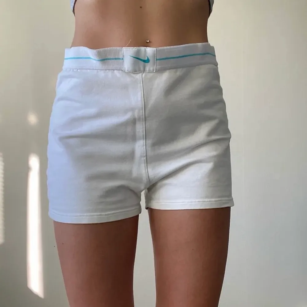  Hi, I am selling these Nike shorts in white made of cotton, and a stretchy waist band with a blue Nike logo. Those shorts are way too big on me, although they say that they are a medium they would definitely fit a large or so. Probably a 40 or 42. The shorts Have been used quite a lot so the waistband shows the usage. But all in all those are super cute shots and are super comfortable to wear.. Shorts.