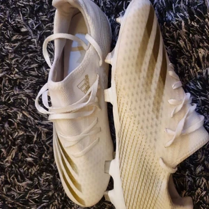 Adidas X20.3 FG Vuxen - Säljer ett par fotbollsskor, vilket då jag har bara använt 1 gång. Köpte fel storlek😅😅Kontaka för mer information, priset kan diskuteras vid snabbaffär. Skorna e tajta skulle passa någon med storlek 45.