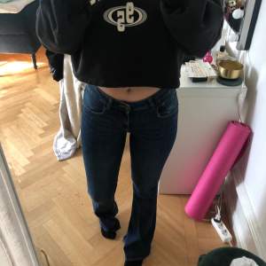 Lågmidjade jeans med slits, från zara, köparen står för frakt på 66 kr 