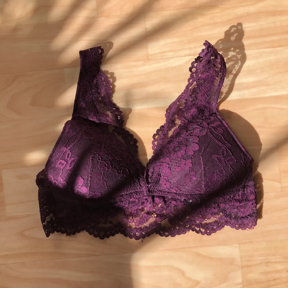 Hej, jag säljer min mörklila bralette eftersom den är för liten. Den är köpt på Gina tricot samt i väldigt bra skick eftersom den knappt använts. Frakten kostar 11kr. Ha det bra!. Toppar.