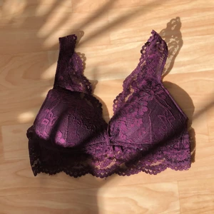 Brallette - Hej, jag säljer min mörklila bralette eftersom den är för liten. Den är köpt på Gina tricot samt i väldigt bra skick eftersom den knappt använts. Frakten kostar 11kr. Ha det bra!