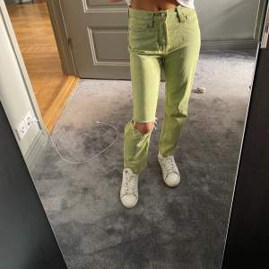 Hej! Säljer mina sjukt nice metallic-gröna jeans. Köpta i new york (Urban Outfitters) för två år sedan. Använt en gång då de inte riktigt är min stil. Passar nog 34-38 skulle jag tro, jag har storlek 34 vanligtvis och de sitter rätt löst på mig. 🤍
