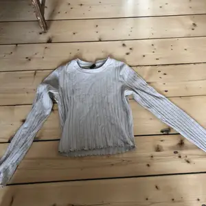 En beige ”ribbad” tröja från Gina i storlek XS. Lite nopprig men fortfarande fin i skicket⚡️ Säljer för 130 inkl frakten🤎