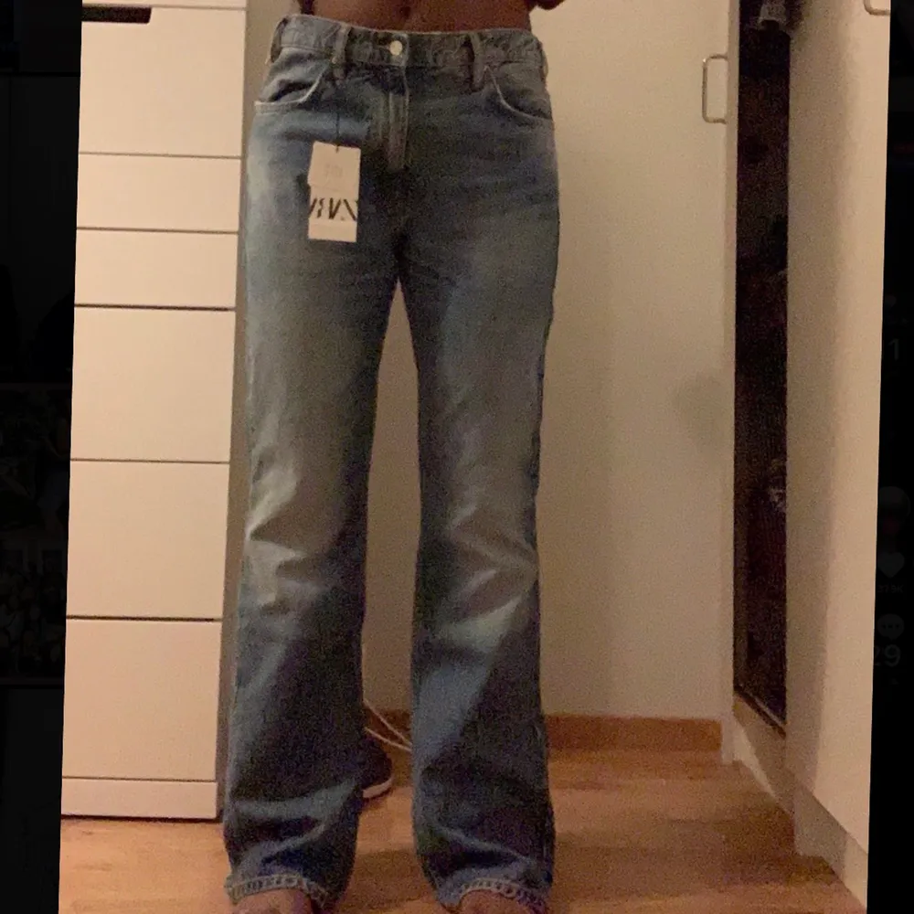 Ett par snygga flare jeans från zara. Modellen heter jeans zw premium the vintage flare men är helt slut slåd. De är i storlek 44 men passar säkert som 42, skulle säga att modellen är mindre i storlek. Så är de också oanvända 😁 (frakt blir 66kr). Jeans & Byxor.