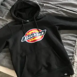 Svart Dickies hoodie från ridestore, använd fåtal gånger 