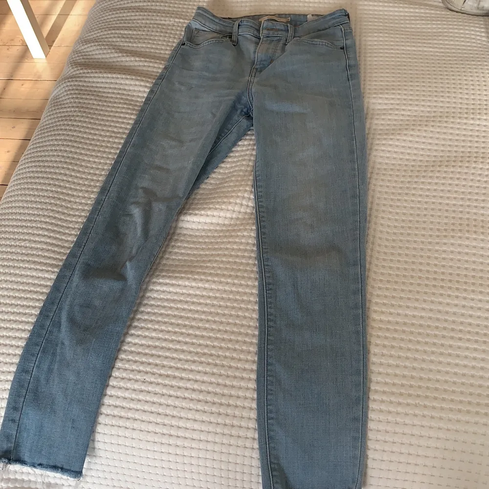 Levis jeans i storlek 26 i 721 High Rise Skinny modell säljes. Dom är i perfekt kondition och säljes pga att de är för små. Ganska liten i storleken så passar petit tjejer bra. . Jeans & Byxor.