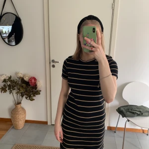 Klänning strl S - Superfin klänning från pull&bear. Den är i jättebra skick💕💕 passar perfekt med en tjock tröja över till sommaren💕