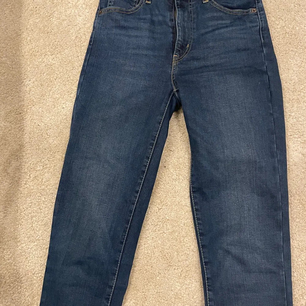 Levi’s jeans mile high skinny i storlek 25/30. Bra skick säljes endast pga har blivit för små i midjan. Väldigt snygga, sitter bra. Nypris 1200. Jeans & Byxor.